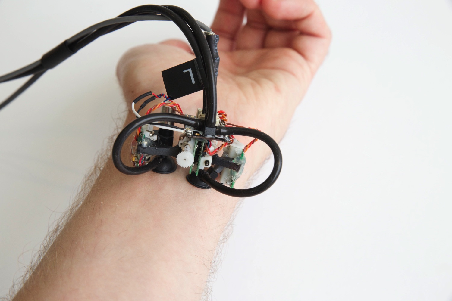 skinbot robot mit wearable attach