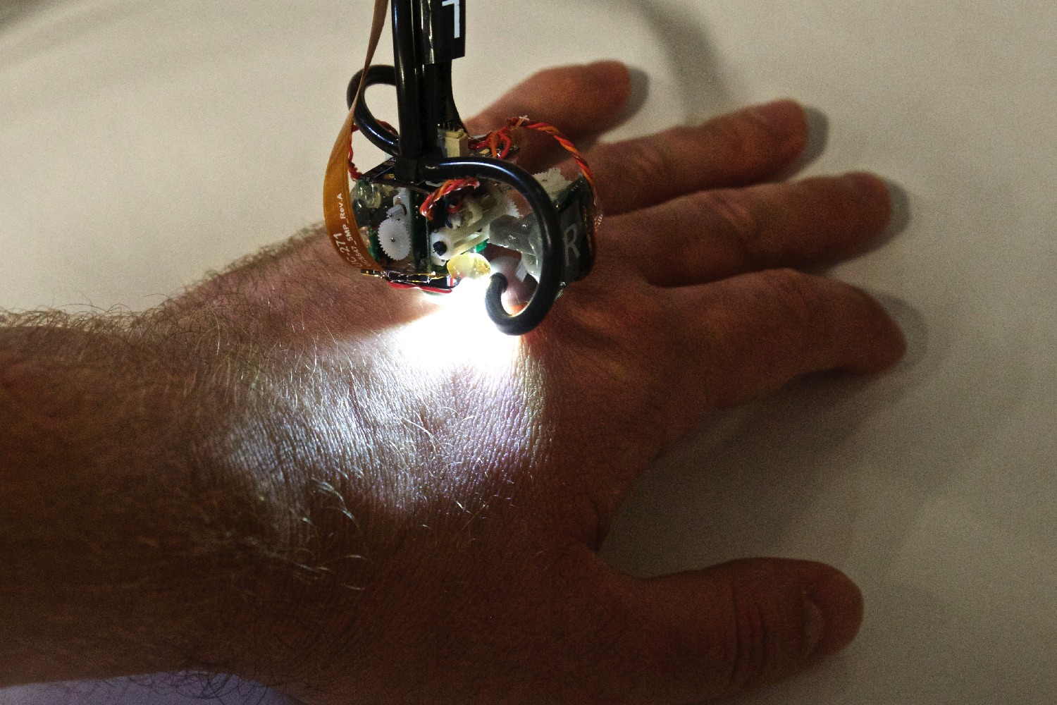 skinbot robot mit wearable camera led