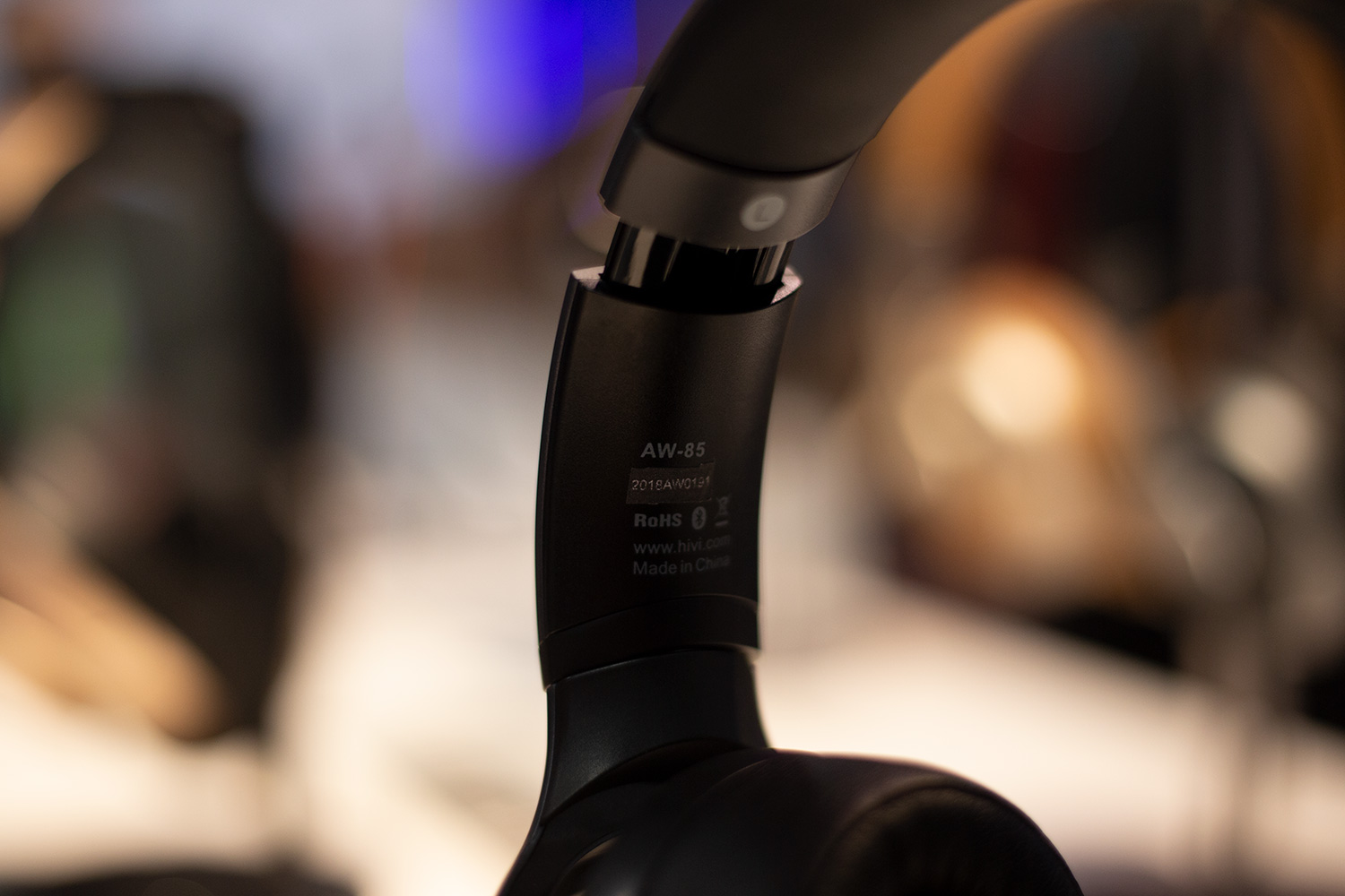 hivi aw 85 headphones wireless charger ces 2019 4