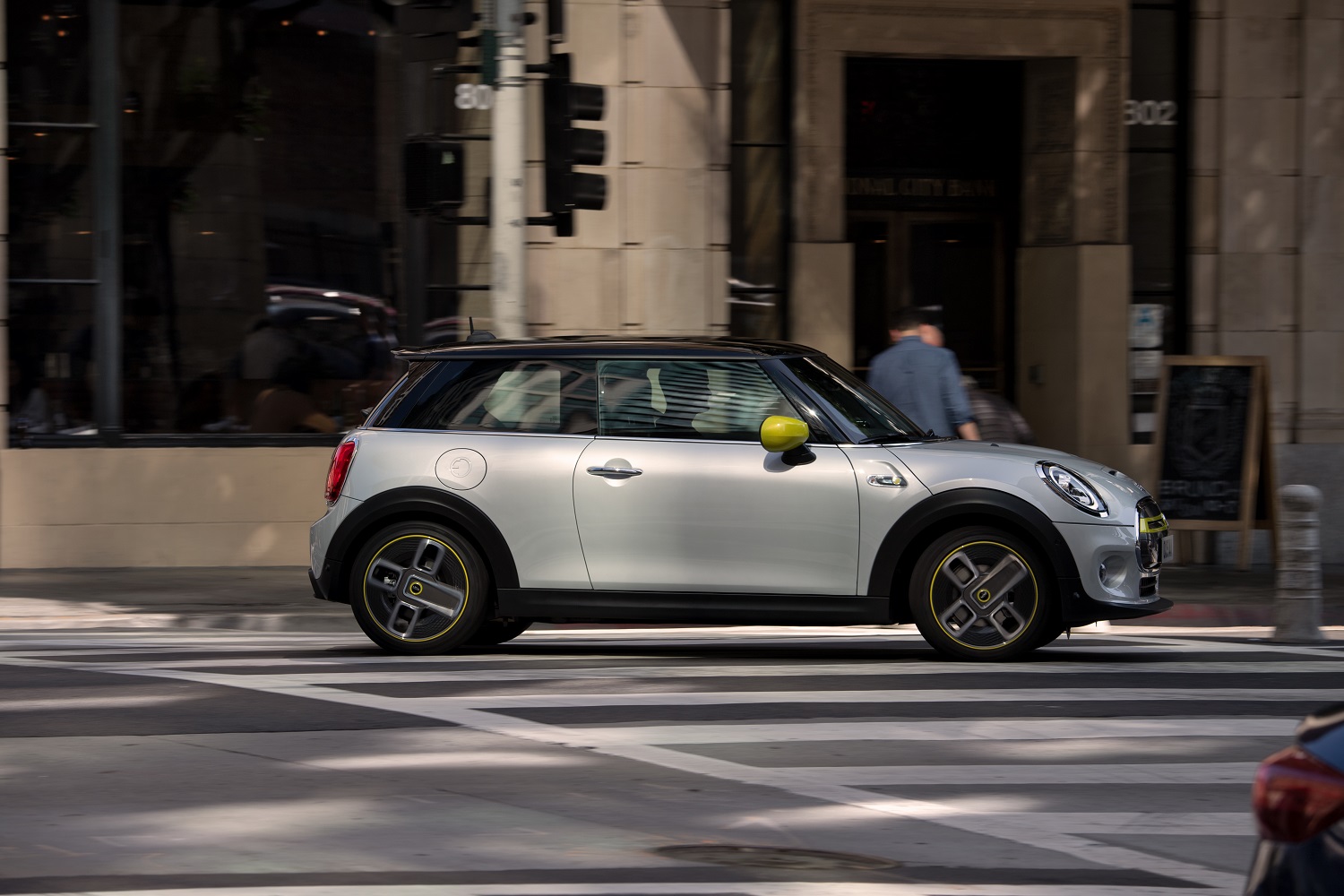 2020 mini cooper se electric city car specs range and price p90357235 highres the new