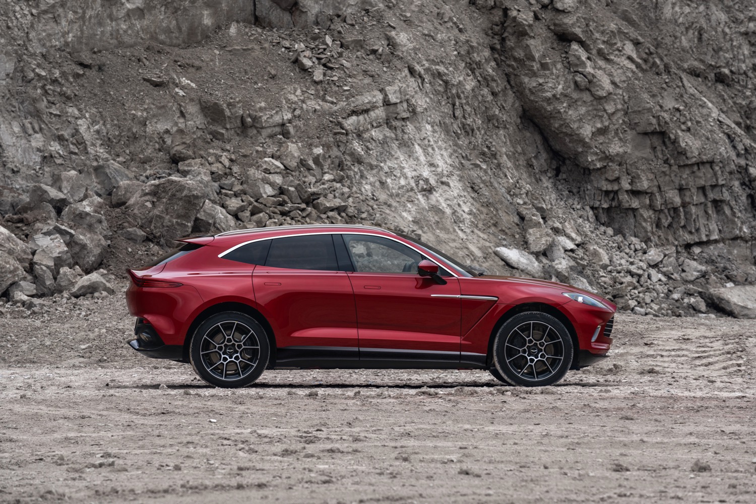 2021 aston martin dbx suv photos specs pricing 2019 los angeles auto show