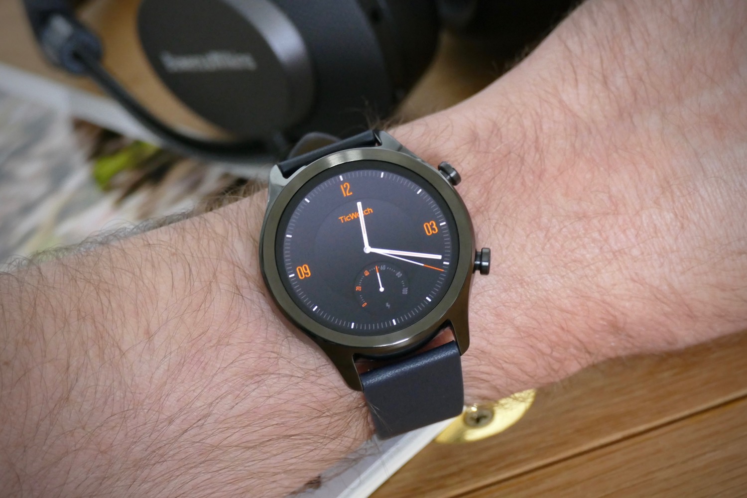 mobvoi ticwatch c2 plus review gentleman face