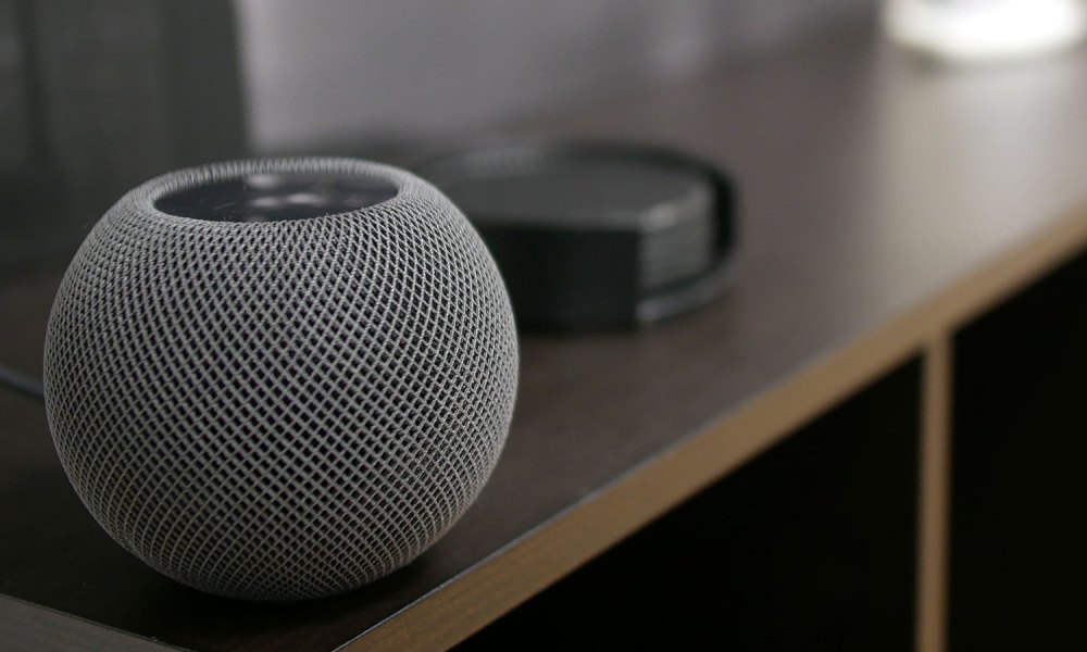 The Homepod mini side-top table angle.