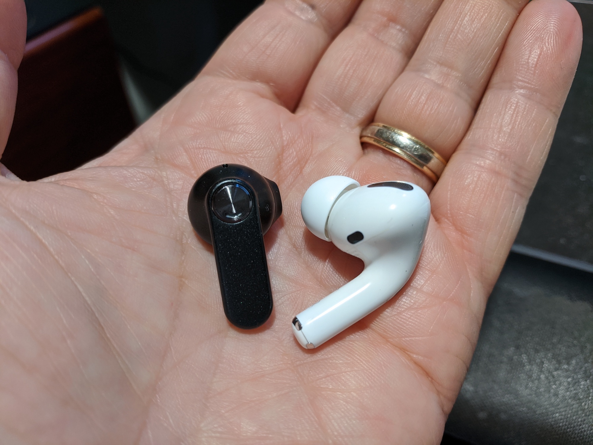 Scendo Snapod next to Apple AirPods Pro