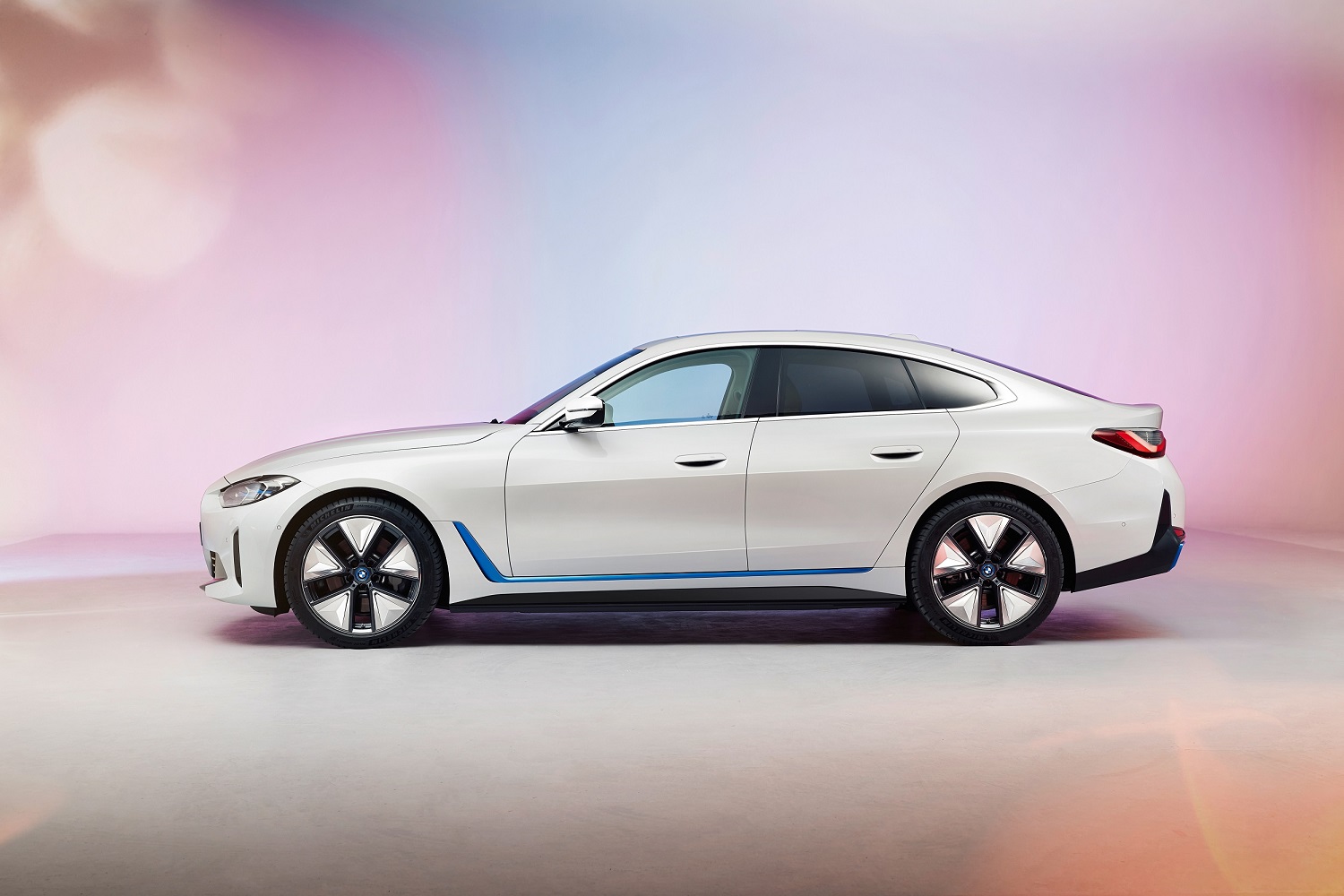 2022 bmw i4 electric sedan unveiled with 530 horsepower