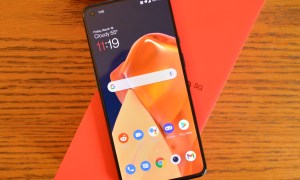 OnePlus 9 screen and box.