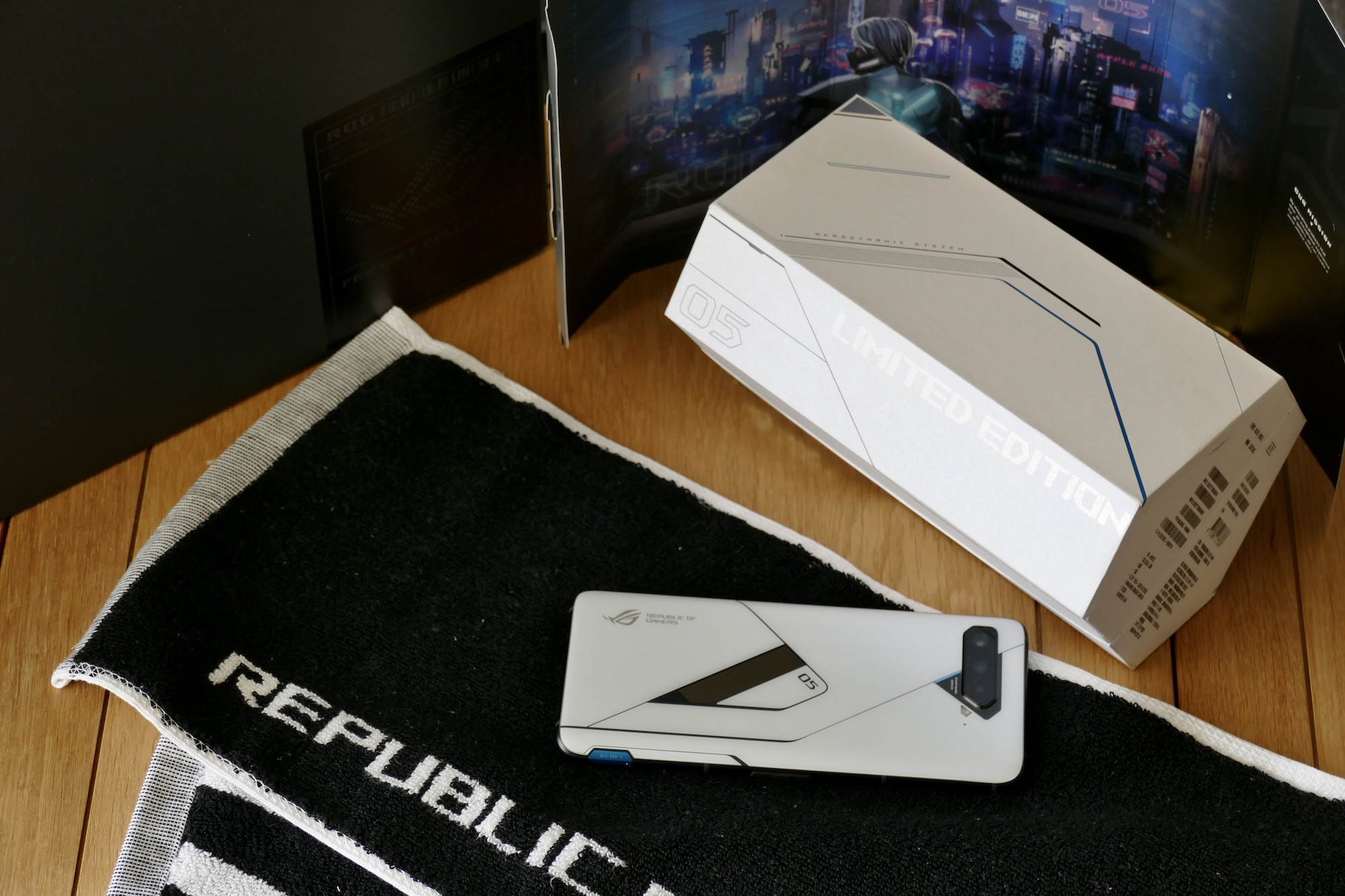 asus rog phone 5 ultimate fan gift package box