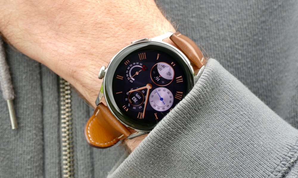 Huawei Watch 3 showing the "Classy" watch face