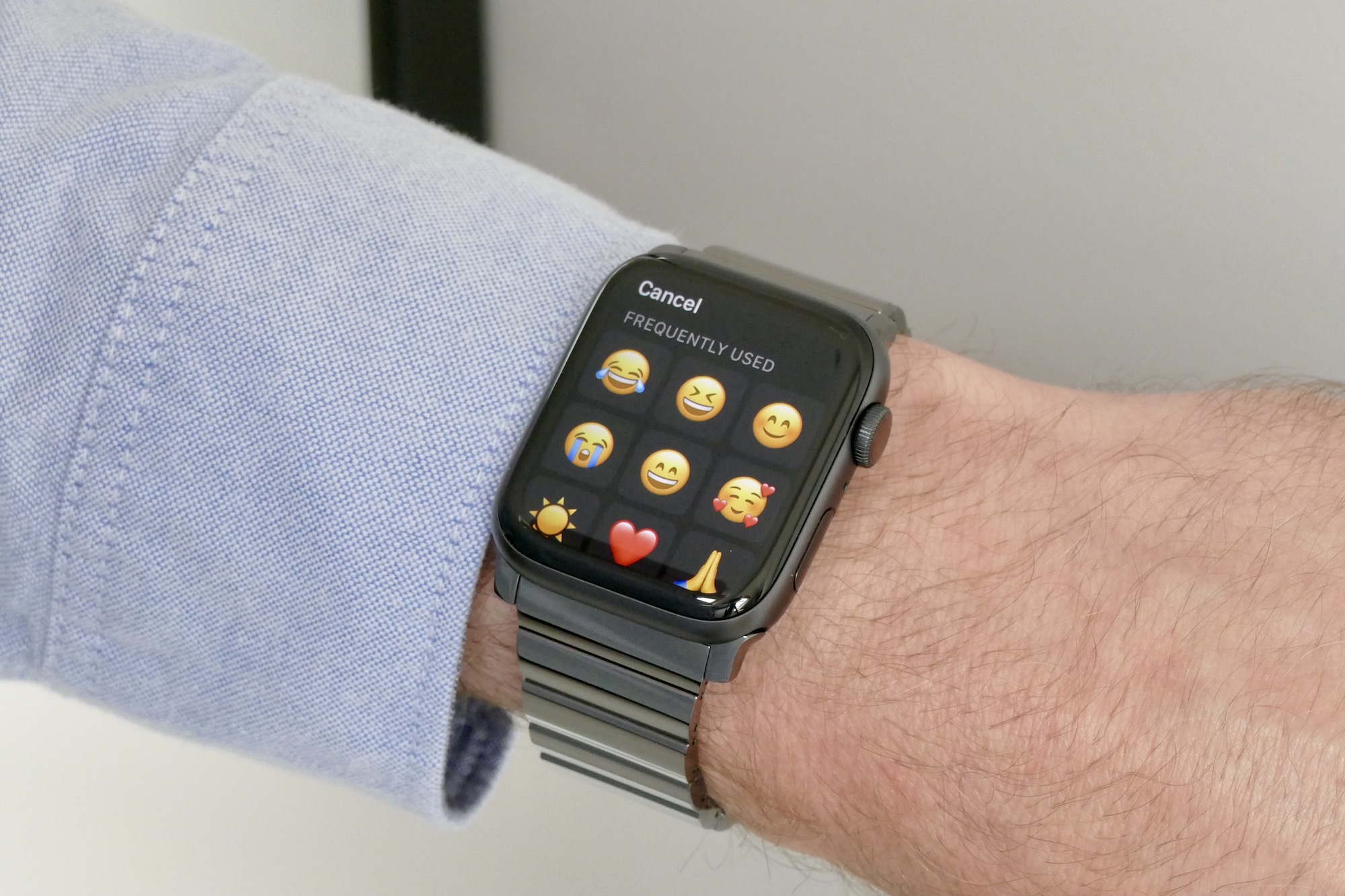 Send emoji in Messages on WatchOS 8