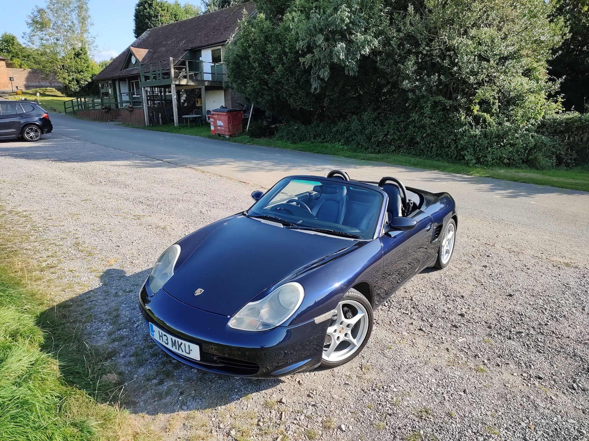 Photo of a blue car taken with the Moto Edge 20 Pro.