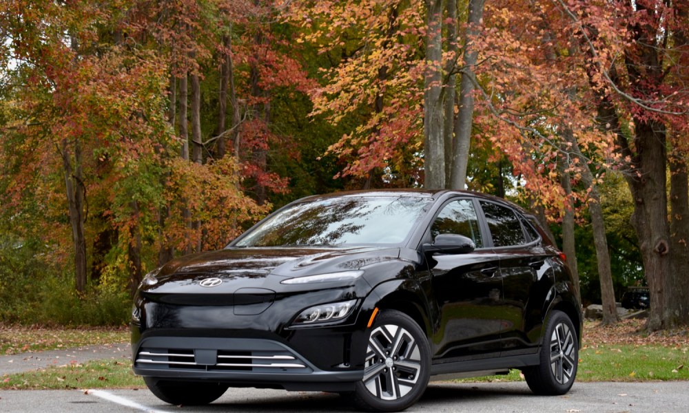 Front three quarter view of the 2022 Hyundai Kona Electric.