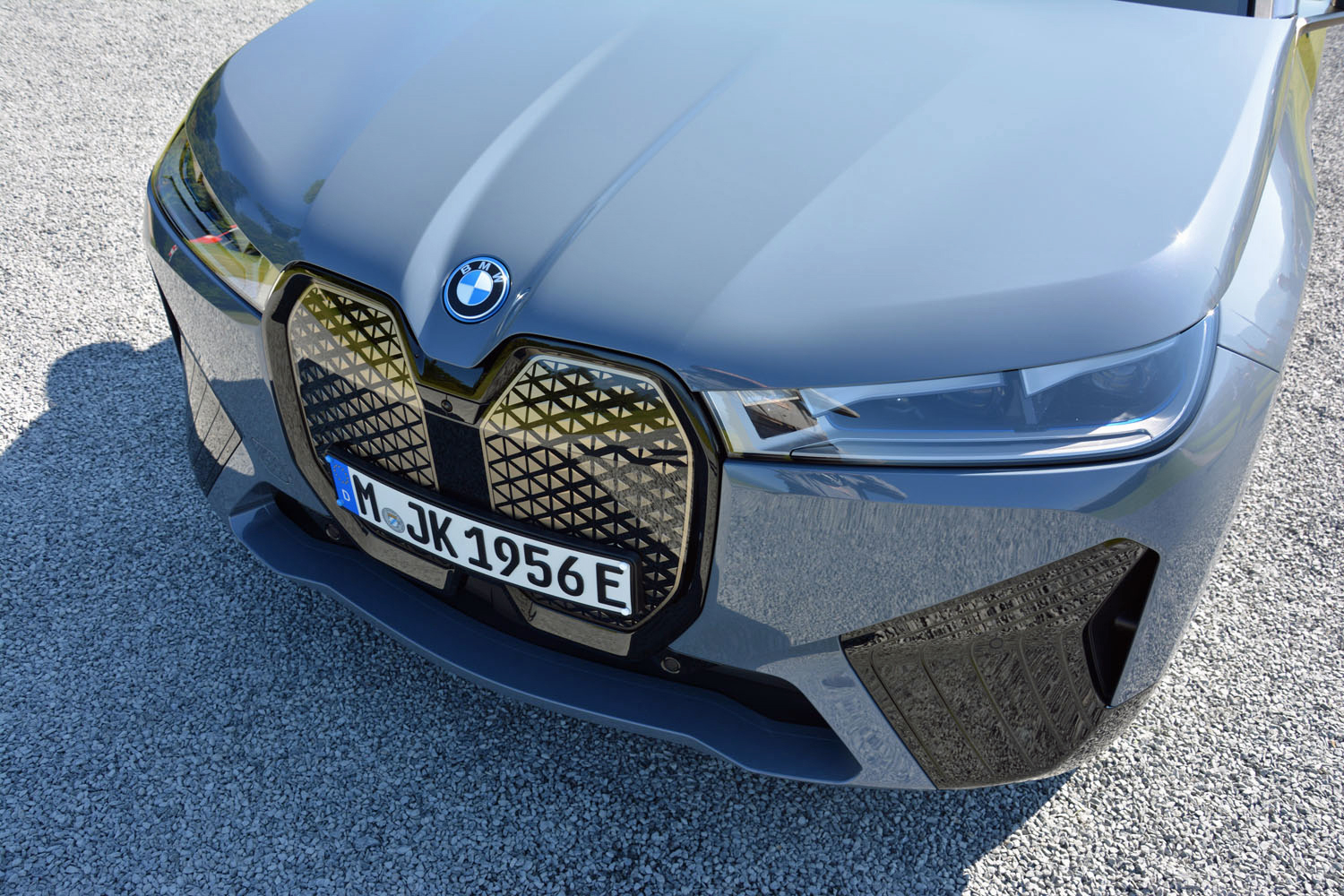 The grill of the 2023 BMW iX M60.
