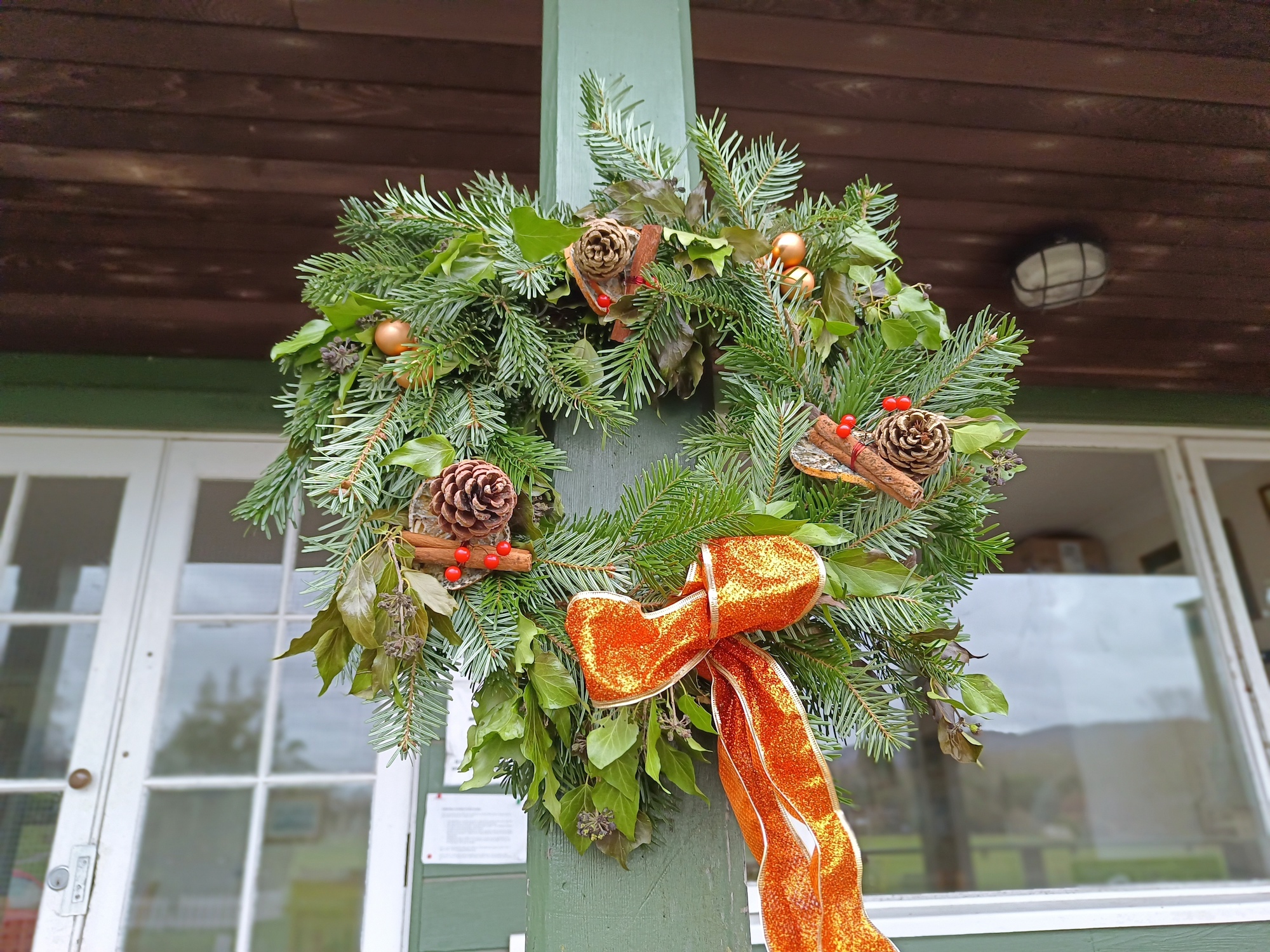 Vivo V23 Pro photo of a wreath.