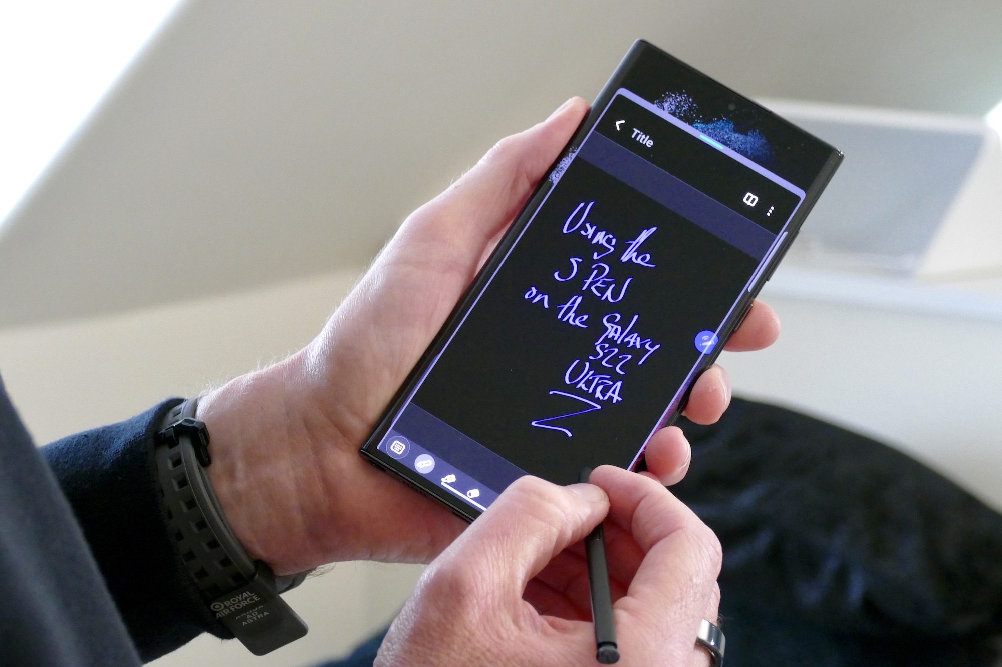 Writing with the S Pen on the Galaxy S22 Ultra.