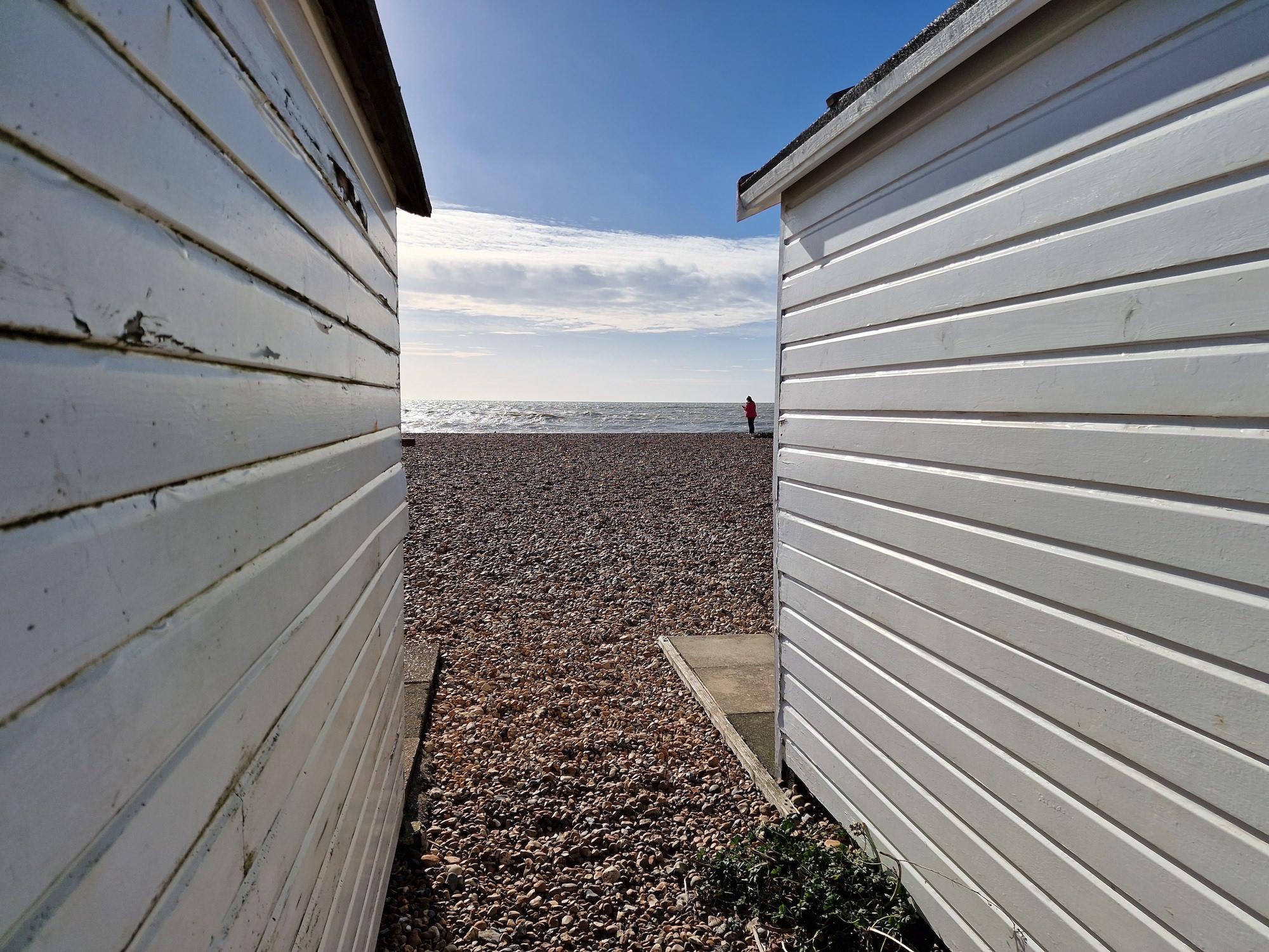 Photo of beach huts taken with the Galaxy S22 Ultra.