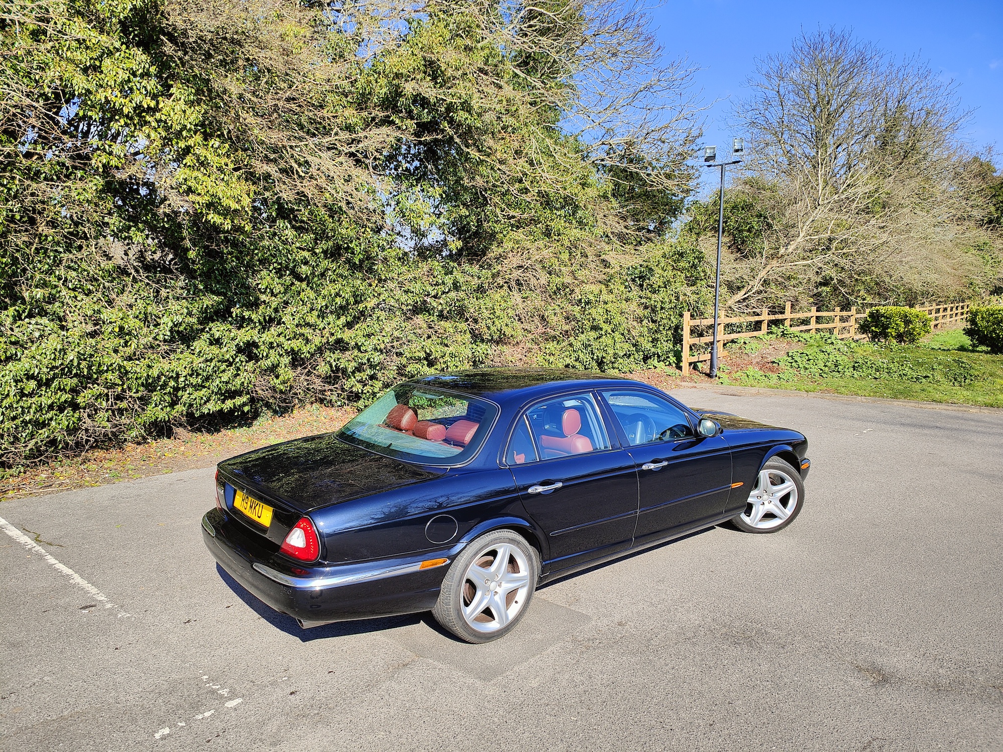 Oppo Find X5 Pro photo of a black car.