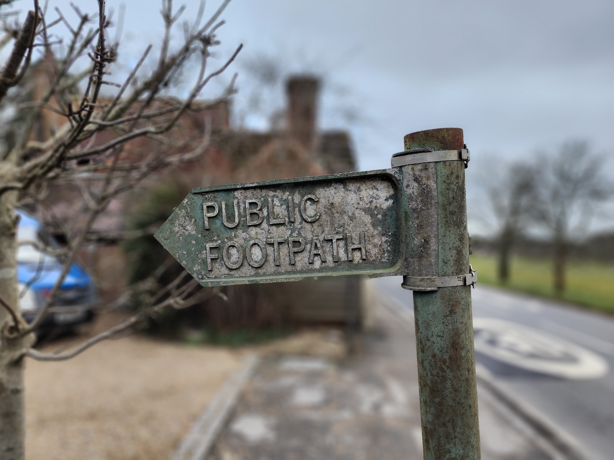 Oppo Find X5 Pro portrait mode photo of a sign.