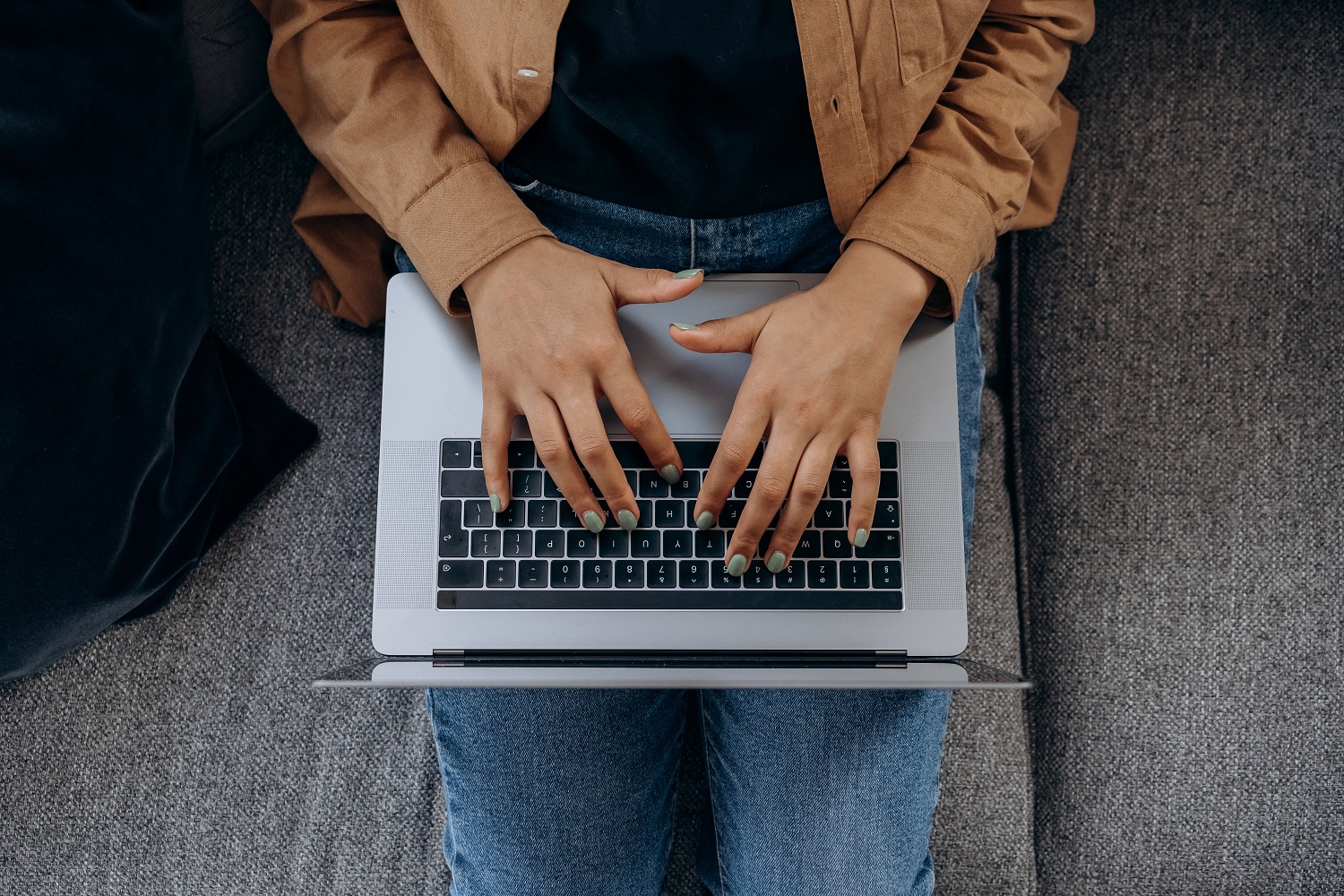 how to clean up your inbox and keep the clutter away person typing on a laptop keyboard