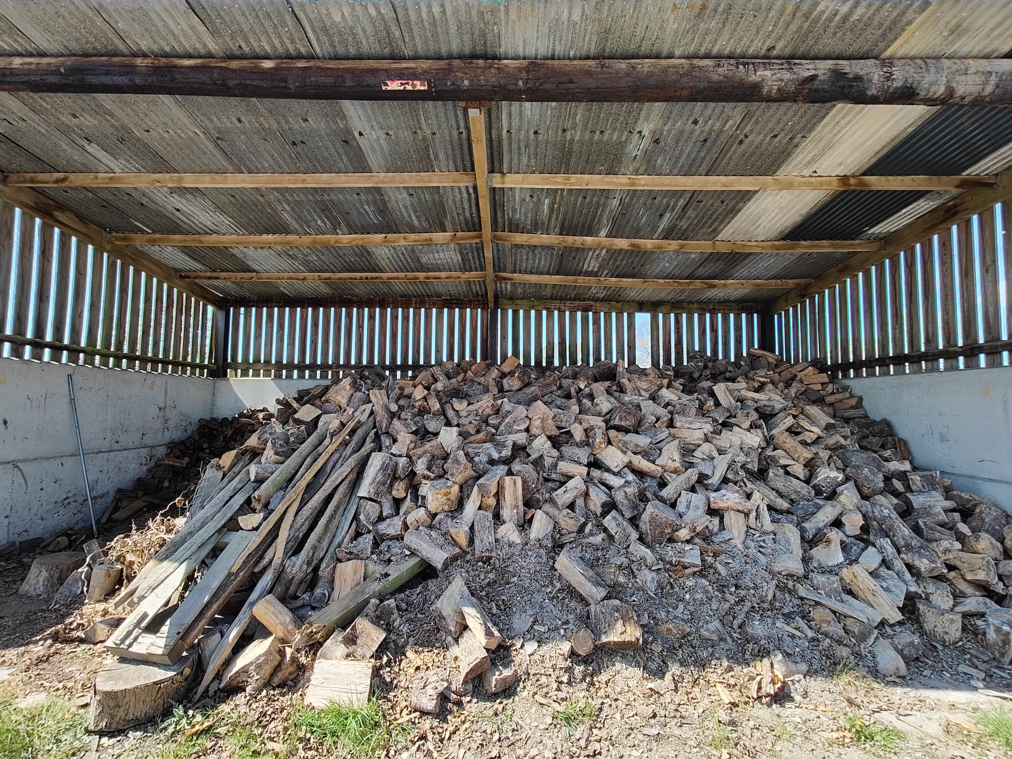 OnePlus 10 Pro wide-angle photo of a log store.