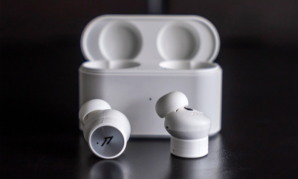 1More PistonBuds Pro earbuds out of case.