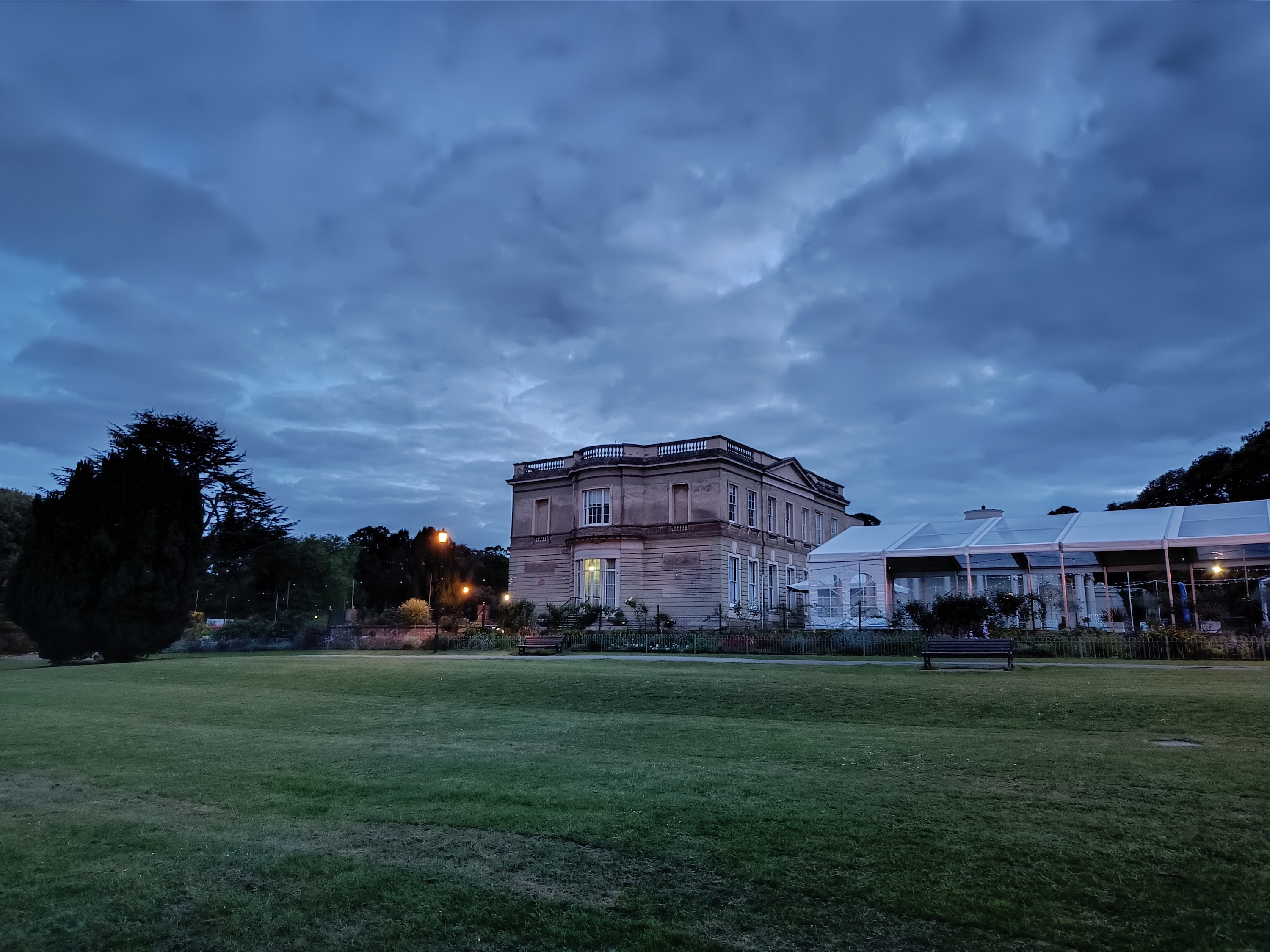 OnePlus Nord 2T Nightscape photo of a building.