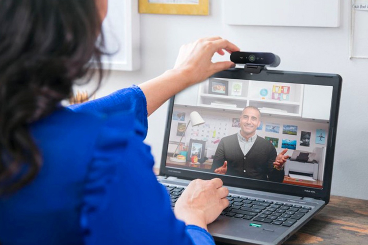 A woman uses the Logitech 4K Pro Webcam for a video call.