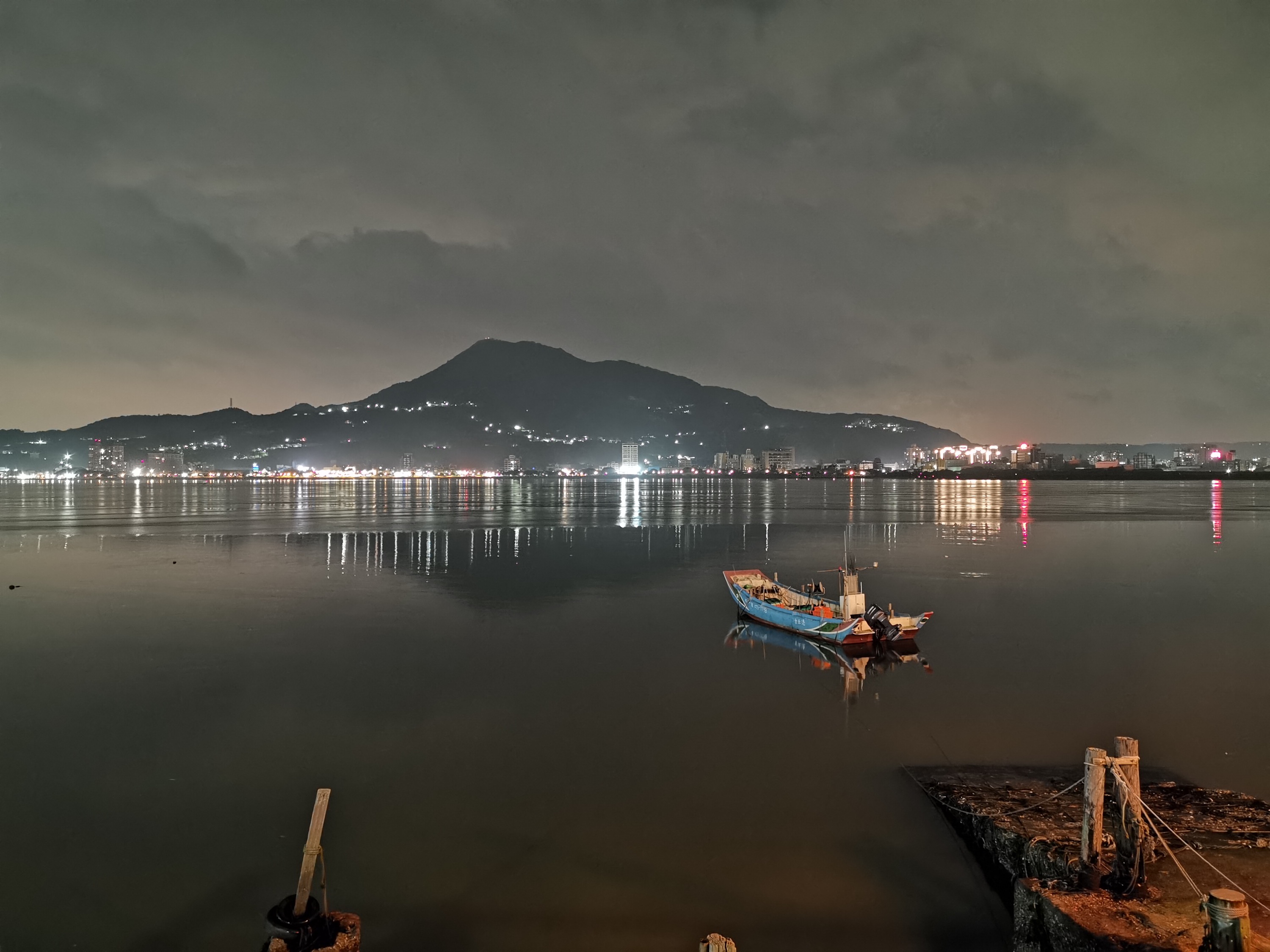 A night time scene at the beach taken with the Huawei P30 Pro.