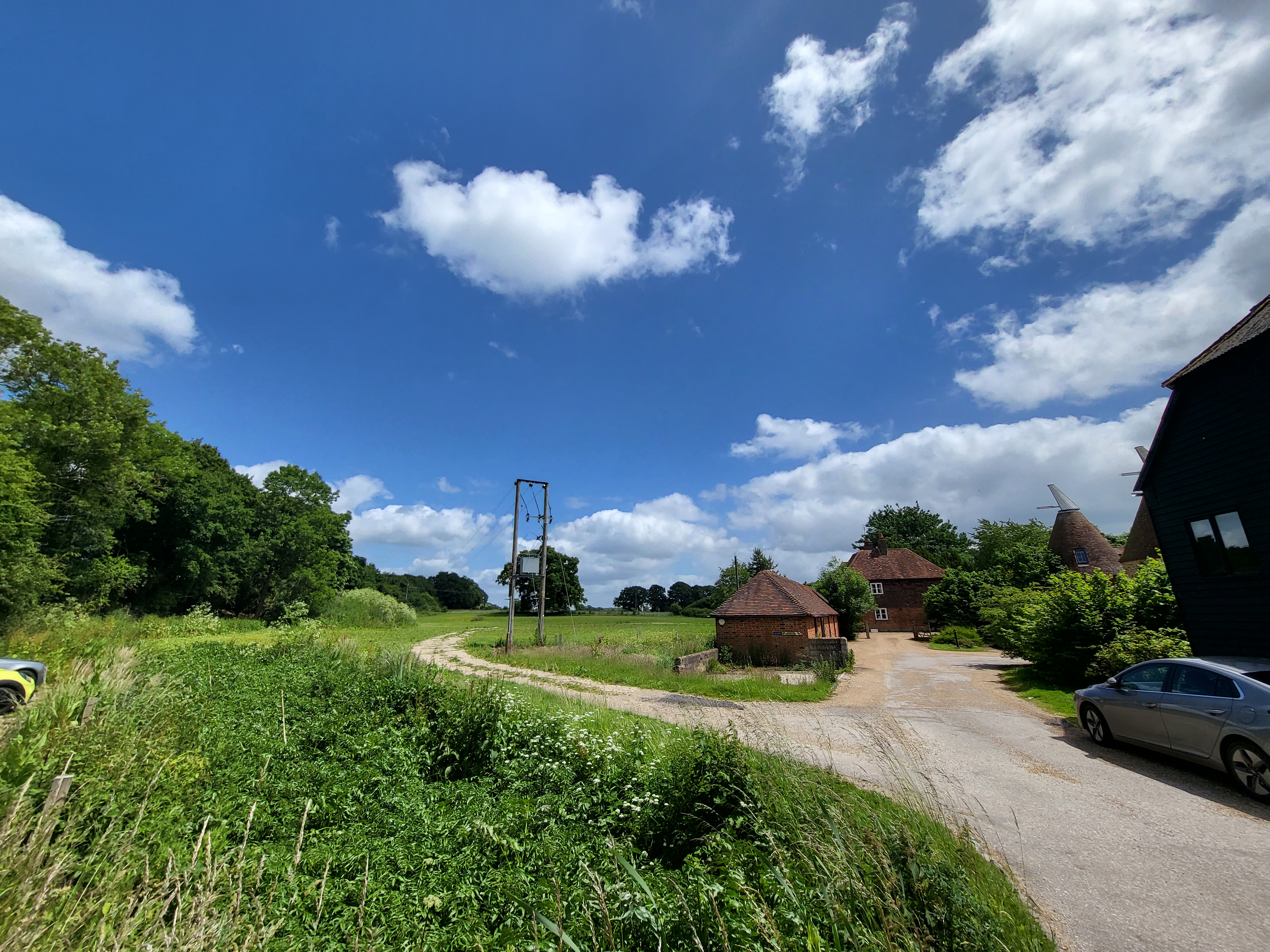 Galaxy Z Fold 3 wide-angle photo of the countryside