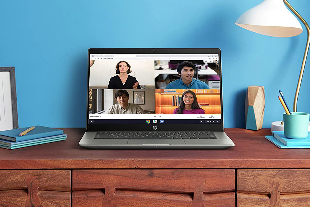 HP Chromebook 14b sits on a desk.