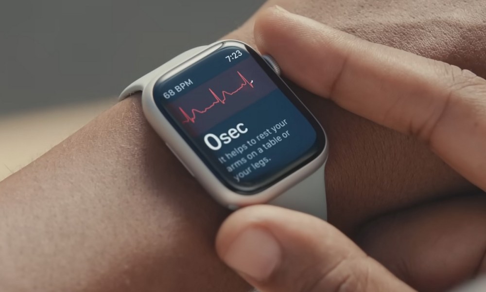 Apple Watch Series 8 ECG measurement.