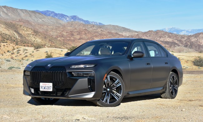 Front three quarter view of the 2023 BMW i7.