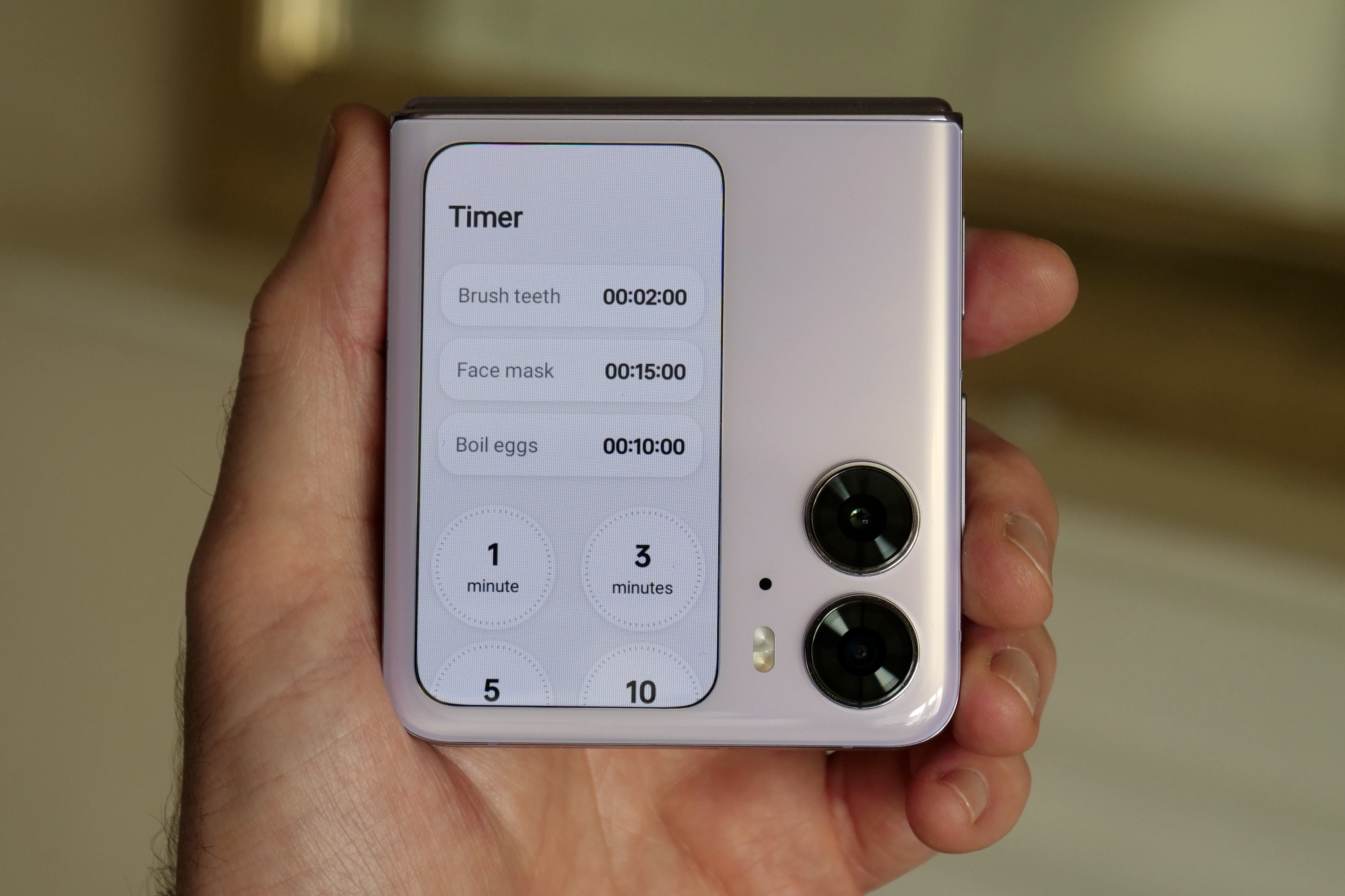 The timer widget on the Oppo Find N2 Flip's cover screen.
