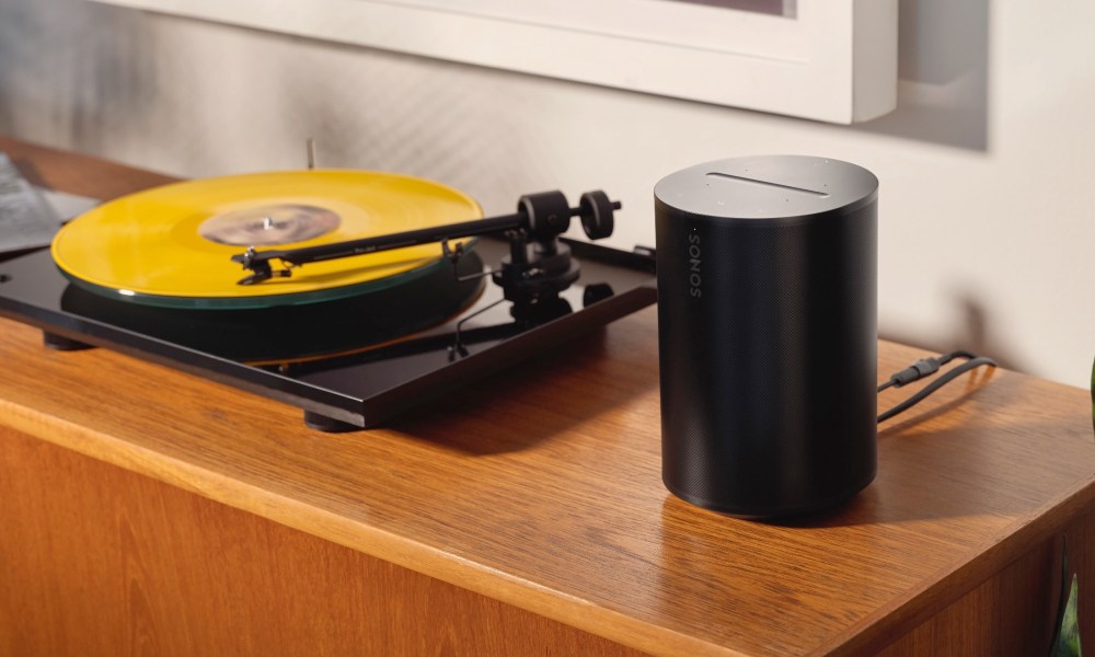 Sonos Era 100, beside a turntable.