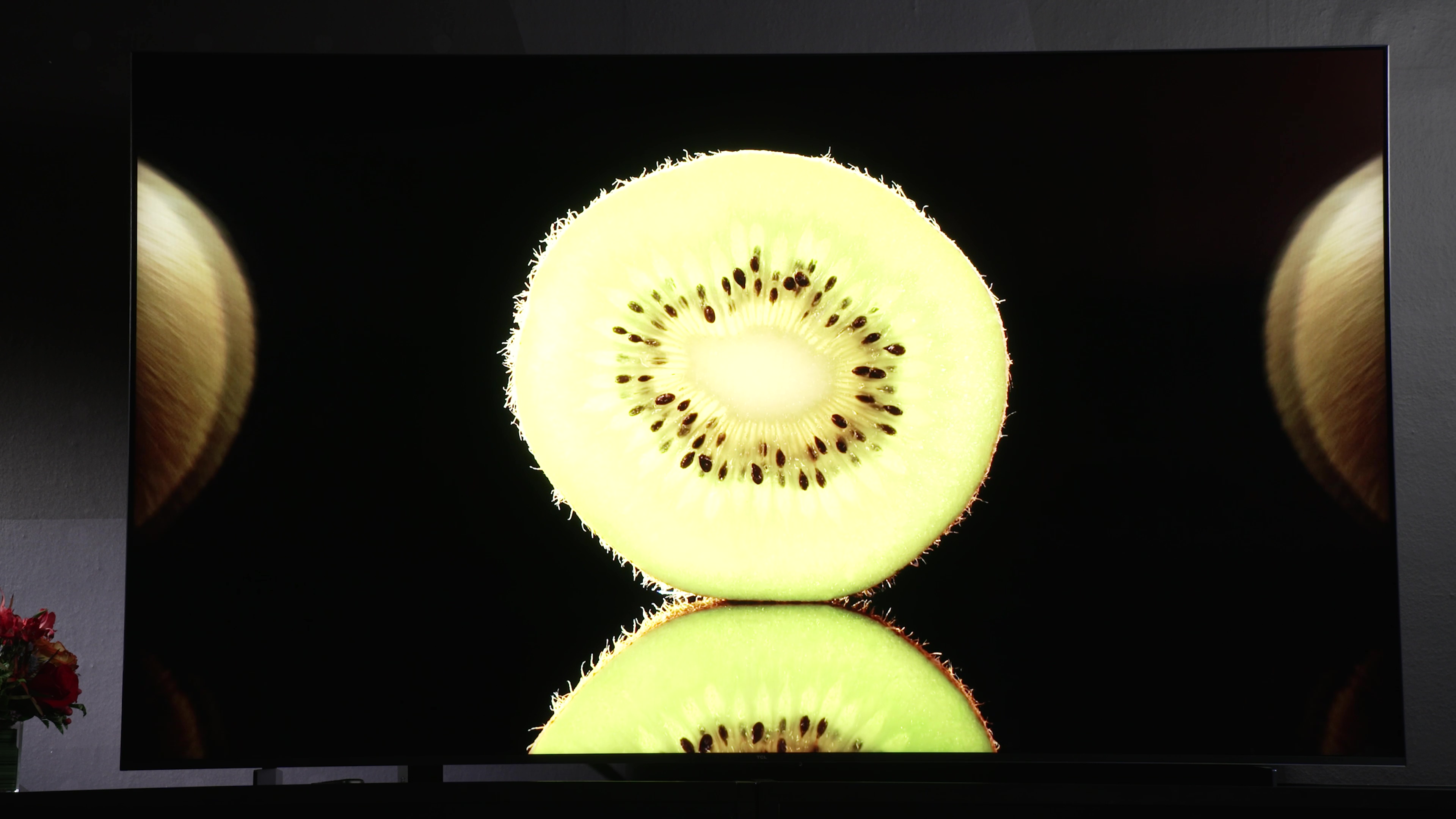 Cross-section of a kiwi on a TCL QM8 Mini-LED TV.