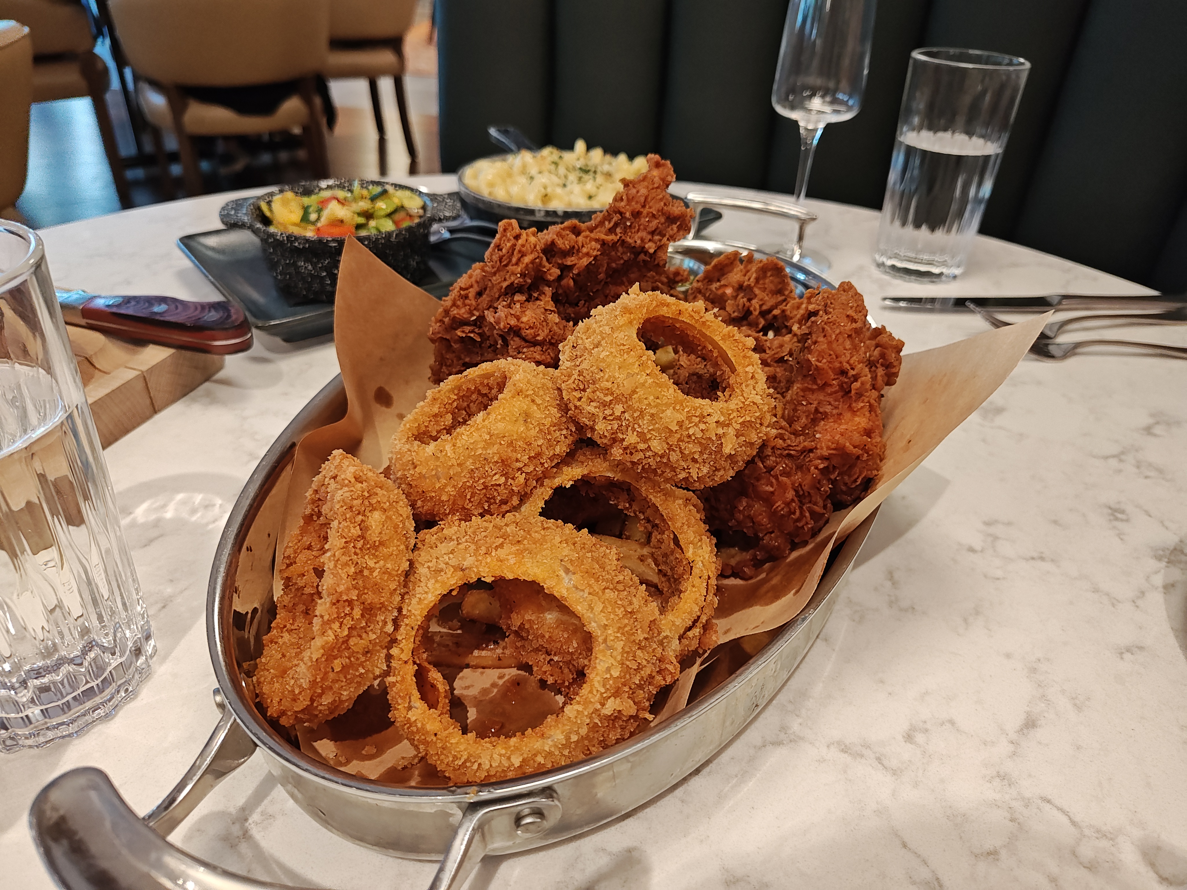 Photo of fried onion rings and chicken, taken with the Motorola Edge Plus (2023).