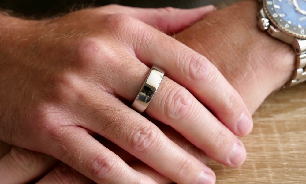 A person wearing the Oura Ring 3rd generation Horizon model.