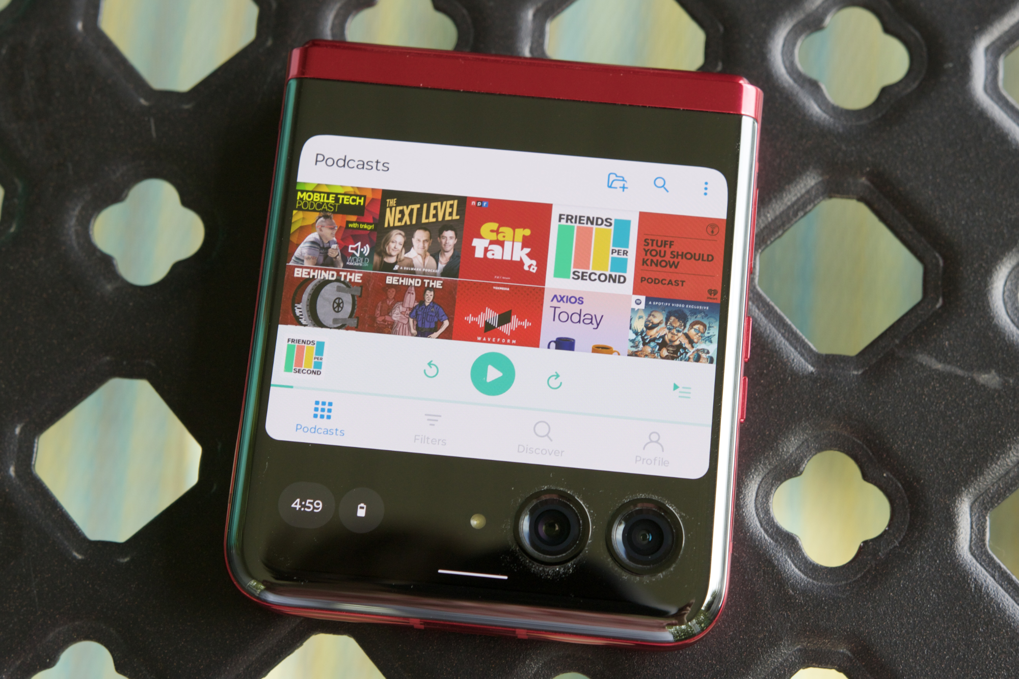 Pocket Casts on the Motorola Razr Plus cover screen.