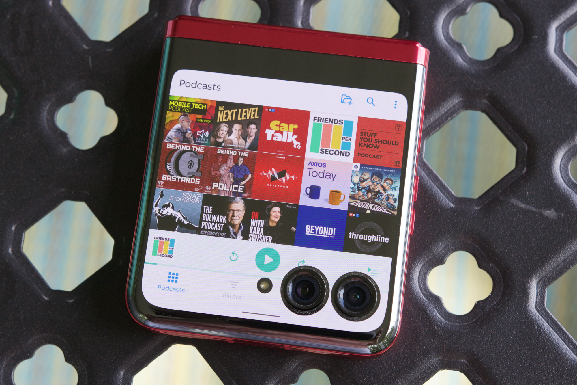 Pocket Casts on the Motorola Razr Plus cover screen.