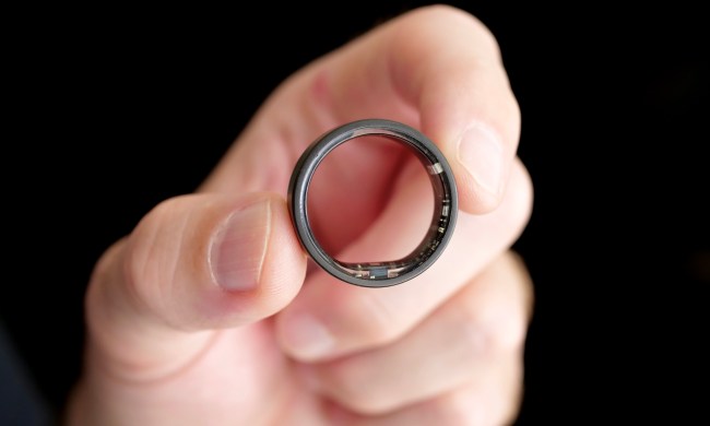 A person holding the Ultrahuman Air ring.