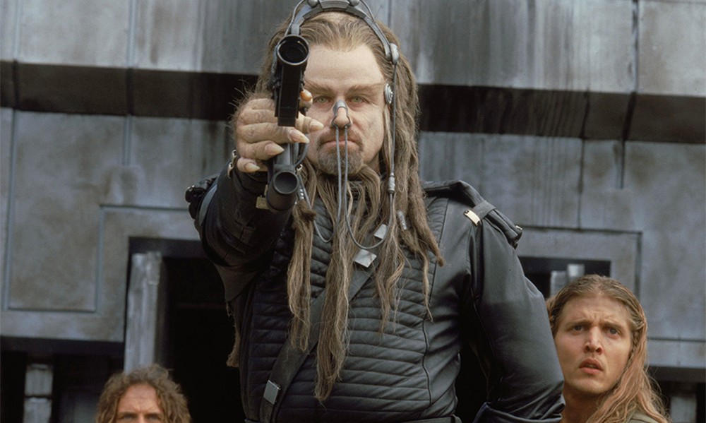 An alien points a gun in Battlefield Earth.