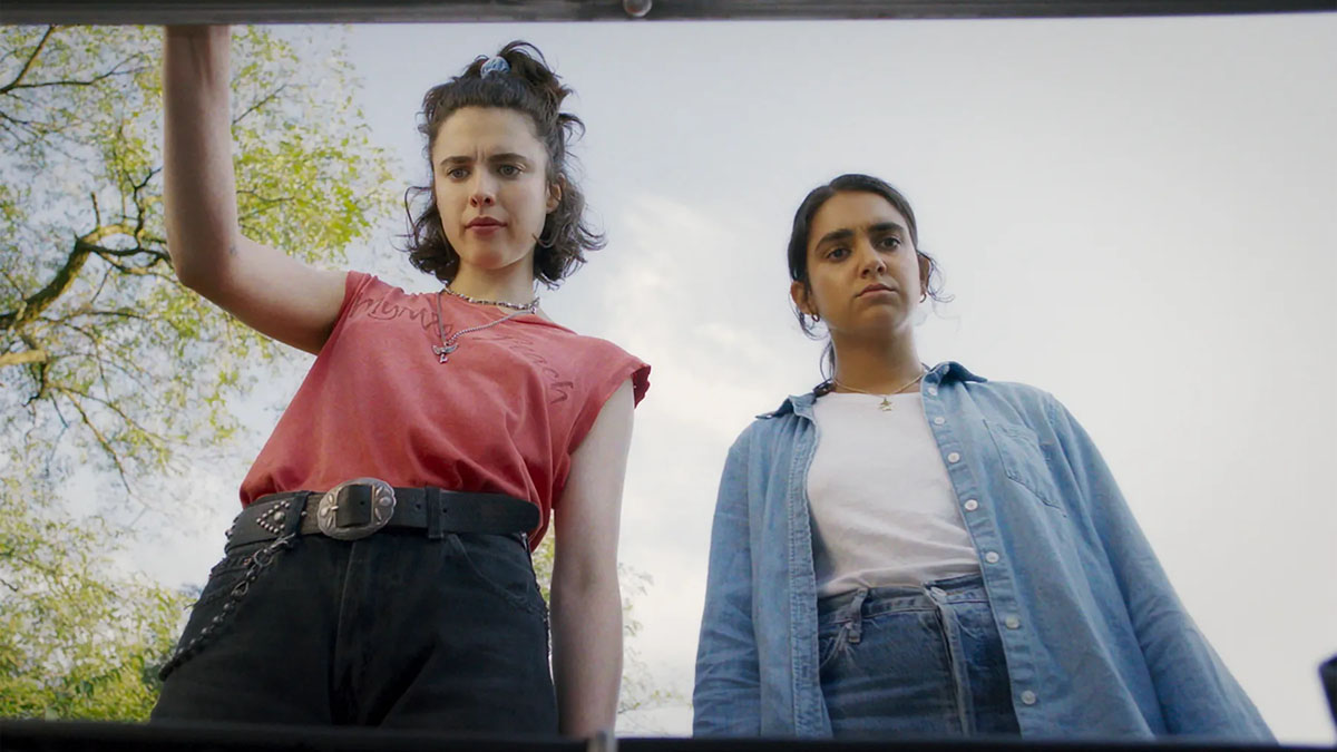 Margaret Qualley and Geraldine Viswanathan in Drive-Away Dolls.