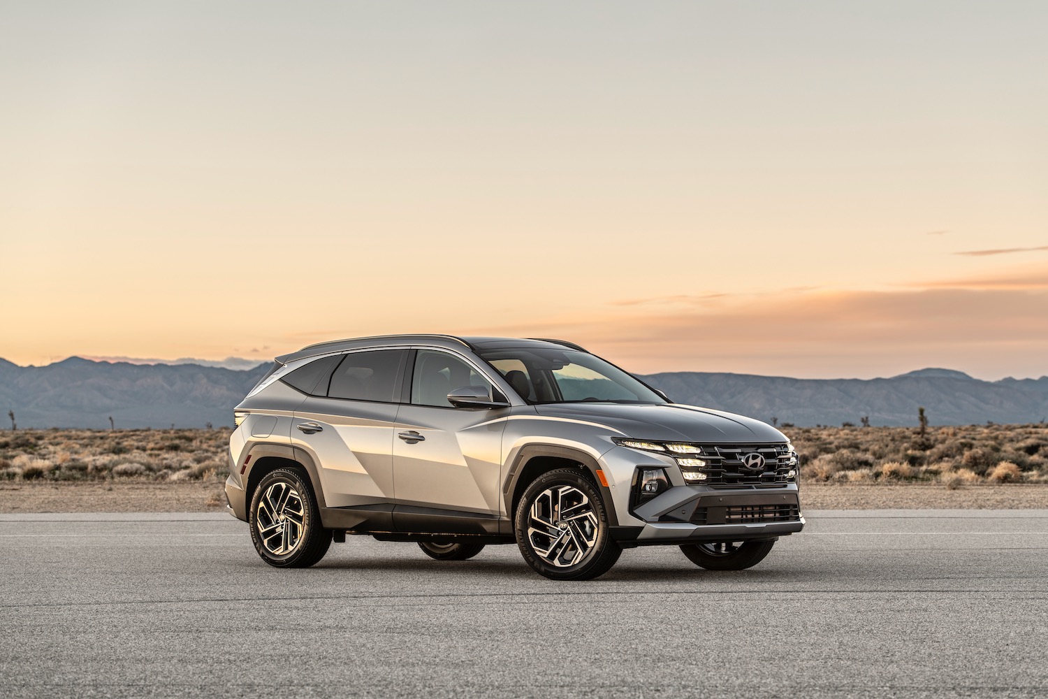 2025 Hyundai Tucson Plug-In Hybrid front three quarter view.