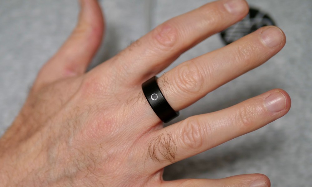 A person wearing the Circular Ring Slim.