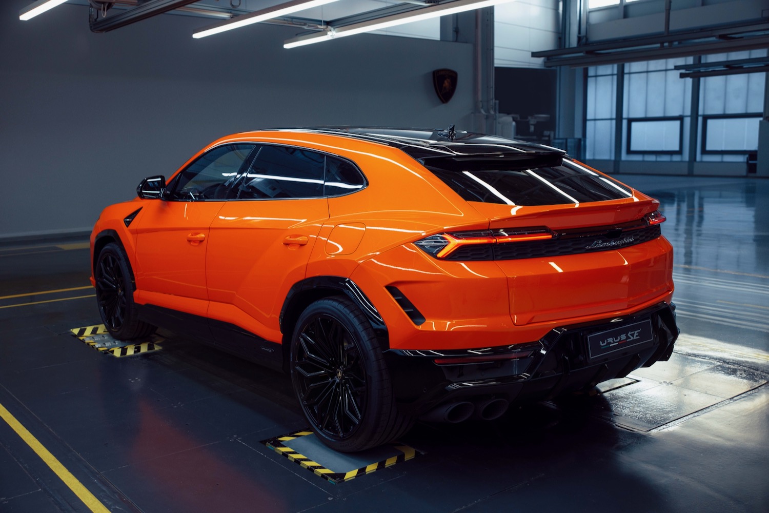 Lamborghini Urus SE rear quarter.