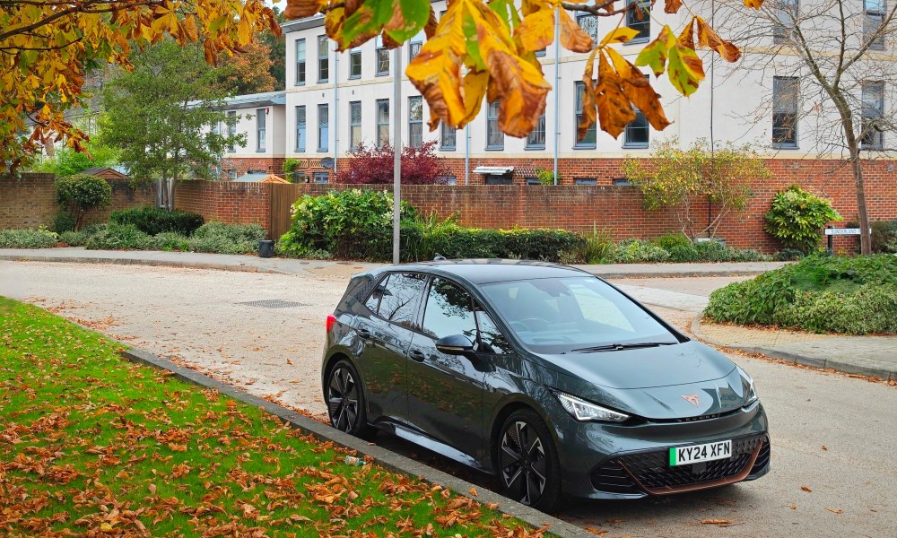 The Cupra Born VZ seen from the front.