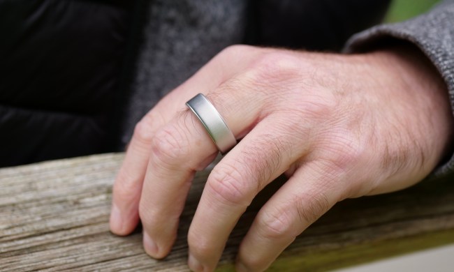 A person wearing the Oura Ring 4.