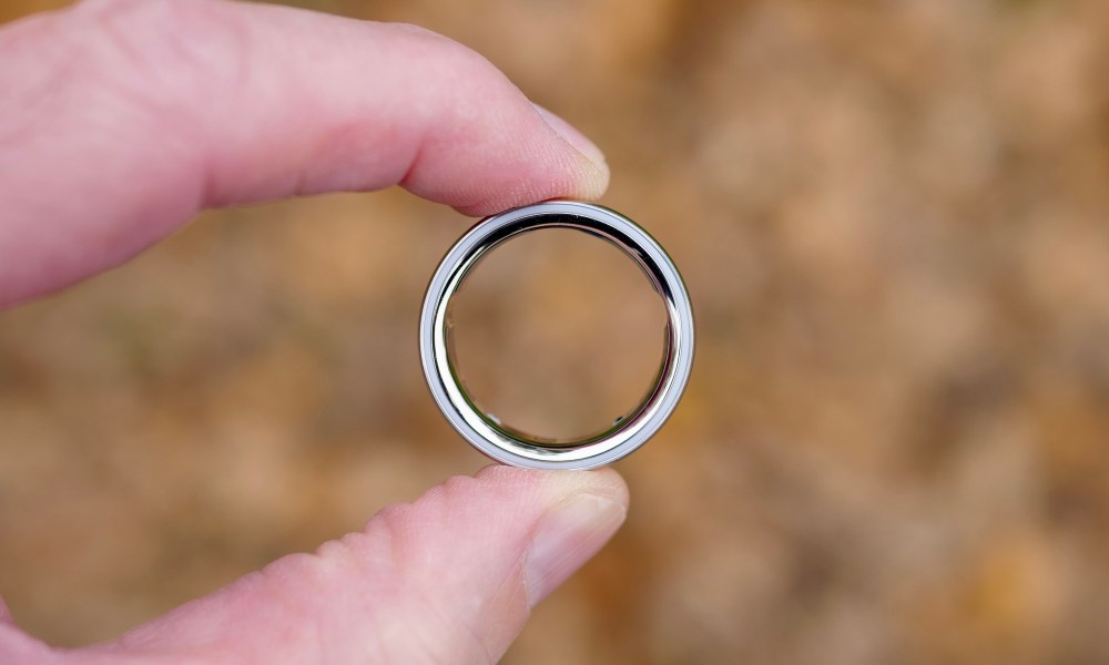 A person holding the Oura Ring 4.